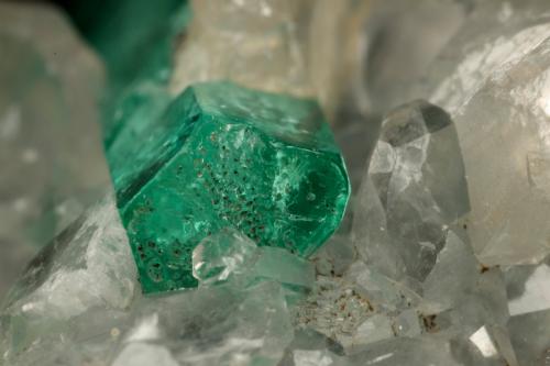 Beryl (variety emerald), Calcite<br />La Pita mining district, Cunas Mine, Municipio Maripí, Western Emerald Belt, Boyacá Department, Colombia<br />31x21x20mm, xl=16x4mm<br /> (Author: Fiebre Verde)