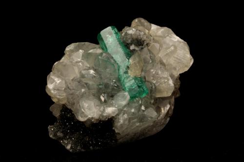 Beryl (variety emerald), Calcite<br />La Pita mining district, Cunas Mine, Municipio Maripí, Western Emerald Belt, Boyacá Department, Colombia<br />31x21x20mm, xl=16x4mm<br /> (Author: Fiebre Verde)