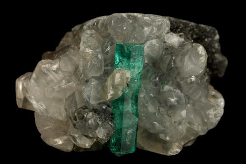 Beryl (variety emerald), Calcite<br />La Pita mining district, Cunas Mine, Municipio Maripí, Western Emerald Belt, Boyacá Department, Colombia<br />31x21x20mm, xl=16x4mm<br /> (Author: Fiebre Verde)