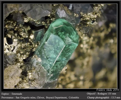 Beryl (variety emerald)<br />Chivor mining district, Municipio Chivor, Eastern Emerald Belt, Boyacá Department, Colombia<br />fov 13.5 mm<br /> (Author: ploum)