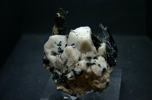 Aegirina, Microclina y Zircón<br />Mount Malosa, Zomba District, Malawi<br />48mm - 49mm - 36mm<br /> (Autor: Pedro Naranjo)