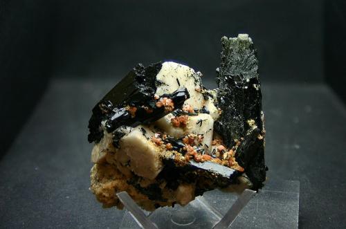 Aegirina, Microclina y Zircón<br />Mount Malosa, Zomba District, Malawi<br />48mm - 49mm - 36mm<br /> (Autor: Pedro Naranjo)