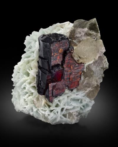 Tantalite-(Mn) with Albite and Muscovite<br />Pegmatita Mawi, Nilaw-Kolum, Distrito Du Ab, Provincia Nuristan, Afganistán<br />8,5	x	9,0	x	10,5	cm<br /> (Author: MIM Museum)