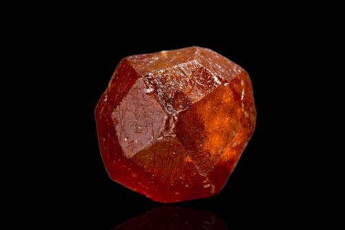 Spessartine<br />Sangulungulu Hill (Nani Hill), Naan village, Loliondo, Ngorongoro District, Arusha Region, Tanzania<br />3,5	x	3,5	x	3,5	cm<br /> (Author: MIM Museum)