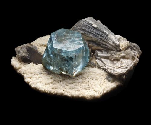 Topaz with Muscovite and Quartz (variety smoky)<br />Mina Murzinka, Distrito Sarapulka, Sverdlovsk Oblast, Ural, Rusia<br />12,5	x	10,0	x	6,5	cm<br /> (Author: MIM Museum)