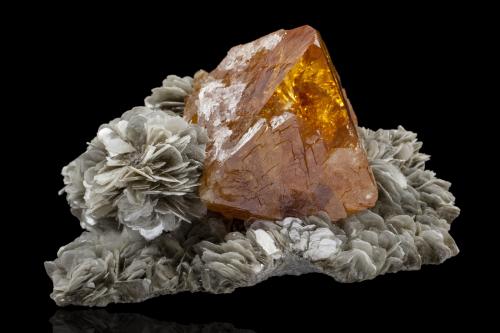 Scheelite on Muscovite<br />Mount Xuebaoding, Pingwu, Mianyang Prefecture, Sichuan Province, China<br />16,0	x	11,5	x	9,0	cm<br /> (Author: MIM Museum)