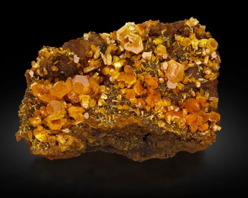 Mimetite<br />Mina Pingtouling, Liannan, Prefectura Qingyuan, Provincia Guangdong, China<br />16,0	x	11,0	x	7,5	cm<br /> (Author: MIM Museum)