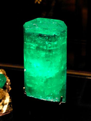 _This Colombian emerald crystal must weight over 1,000 carats.
Considering its quality, it’s a miracle that it escaped the slaughter. (Author: Fiebre Verde)