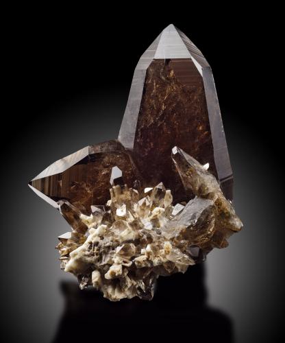 Quartz (variety smoky) japan law twin<br />Mina Tiro Estrella, Montes El Capitan, Distrito Capitan, Condado Lincoln, New Mexico, USA<br />8,0x7,0x6,5cm<br /> (Author: MIM Museum)