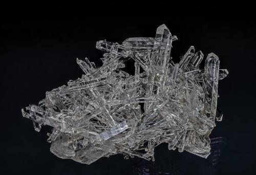 Quartz<br />Jeffrey Quarry, Jeffrey, Pulaski County, Arkansas, USA<br />8.6 x 5.9 cm<br /> (Author: am mizunaka)