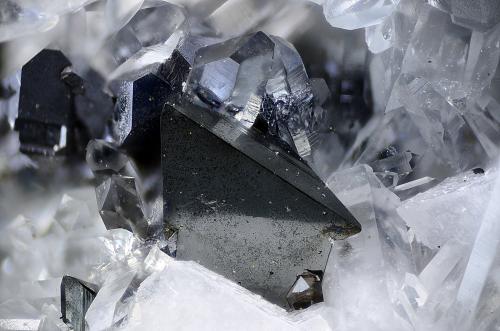 Tetraedrita<br />Huaron mining district, Huayllay District, Pasco Province, Pasco Department, Peru<br />Campo de visión 6 mm.<br /> (Autor: Juan Miguel)