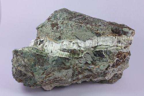 Crisotilo en Serpentina (Grupo)<br />Jebel Bou Frokh, Distrito minero Bou Azzer, Provincia Zagora, Región Drâa-Tafilalet, Marruecos<br />15 x 10 x 9 cm<br /> (Autor: Iván Blanco (PDM))