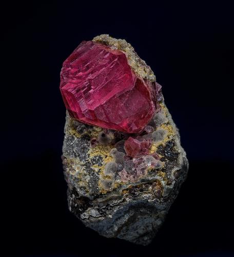 Rhodochrosite, Fluorite<br />Mina Uchucchacua, Provincia Oyón, Departamento Lima, Perú<br />5.5 x 3.3 cm<br /> (Author: am mizunaka)