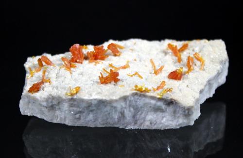 Orpiment<br />Mina Elbrusskiy, Monte Elbrus, República Kabardino-Balkarian, Región Cáucaso Septentrional, Rusia<br />7 x 3.7 cm<br /> (Author: Don Lum)