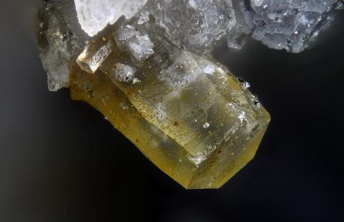 Synchysita-(Ce)<br />Triolet Glacier, Ferret Valley, Les Grandes Jorasses Massif, Courmayeur, Aosta Valley (Val d'Aosta), Italy<br />Campo de visión 1 mm<br /> (Autor: Juan Miguel)