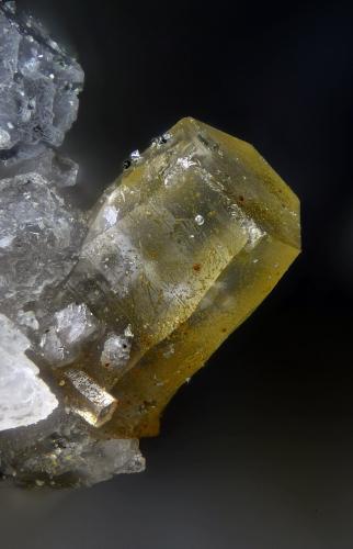 Synchysita-(Ce)<br />Triolet Glacier, Ferret Valley, Les Grandes Jorasses Massif, Courmayeur, Aosta Valley (Val d'Aosta), Italy<br />Campo de visión 1 mm. (Vertical)<br /> (Autor: Juan Miguel)