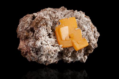 Wulfenite<br />Erupción Mine (Ahumada Mine), Los Lamentos Mountain Range, Municipio Ahumada, Chihuahua, Mexico<br />8,0	x	6,0	x	5,5	cm<br /> (Author: MIM Museum)