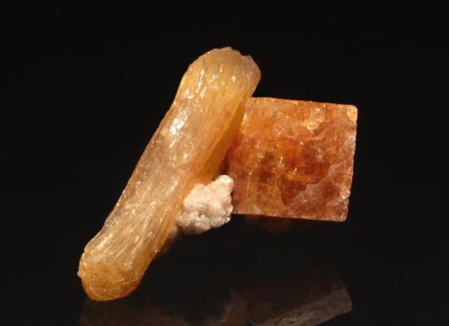 Stilbite (Series) with Chabazite (Series)<br />Acantilado Wasson, Bahía de Fundy, Parrsboro, Condado Cumberland, Nueva Escocia, Canadá<br />Stilbite = 1.6 cm long<br /> (Author: crosstimber)