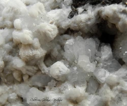 Gonnardita y Phillipsita-Ca<br />Volcanes del Campo de Calatrava, Ciudad Real, Comarca Campo de Calatrava, Castilla-La Mancha, España<br />Encuadre 5 x 4 mm.<br /> (Autor: Rafael Galiana)