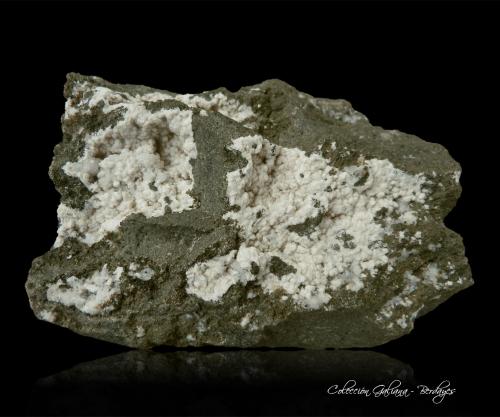 Gonnardita y Phillipsita-Ca<br />Volcanes del Campo de Calatrava, Ciudad Real, Comarca Campo de Calatrava, Castilla-La Mancha, España<br />85 x 63 x 45 mm<br /> (Autor: Rafael Galiana)