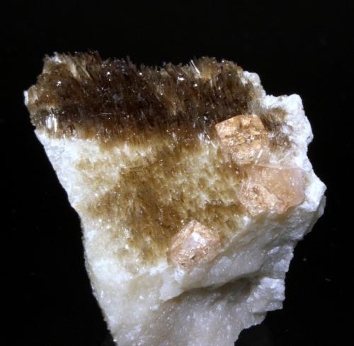 Grossular, Diopside<br />Jeffrey Mine, Asbestos, Les Sources RCM, Estrie, Québec, Canada<br />4.2 x 3.6 cm<br /> (Author: Don Lum)