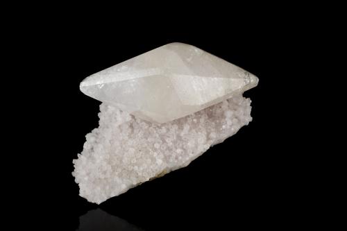 Calcite on Quartz<br />Guanajuato, México<br />12,0	x	6,5	x	6,0	cm<br /> (Author: MIM Museum)