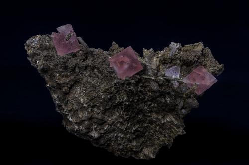 Fluorite, Hedenbergite, Quartz<br />Huanggang Mines, Hexigten Banner (Kèshíkèténg Qí), Chifeng (Ulanhad), Inner Mongolia Autonomous Region, China<br />7.2 x 4.5 cm<br /> (Author: am mizunaka)