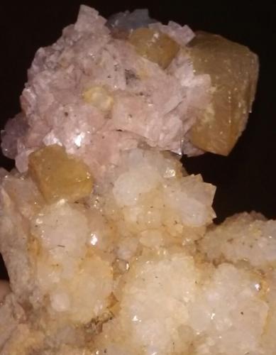 Quartz, Dolomite, Calcite<br />State Route 1 road cut, Woodbury, Cannon County, Tennessee, USA<br />40 x 28 mm.<br /> (Author: jordanlowe1089)