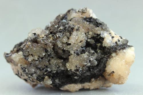 Olmiita<br />Mina N'Chwaning II, Zona minera N'Chwaning, Kuruman, Kalahari manganese field (KMF), Provincia Septentrional del Cabo, Sudáfrica<br />41x27x23 mm<br /> (Autor: Juan Espino)