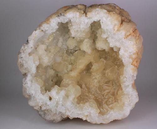 Cuarzo, Calcita<br />Bu Craa (Bou Craa), Provincia Laâyoune, Región Laâyoune-Boujdour-Sakia El Hamra, Marruecos (Sahara Occidental)<br />15 x 14 cm<br /> (Autor: Iván Blanco (PDM))