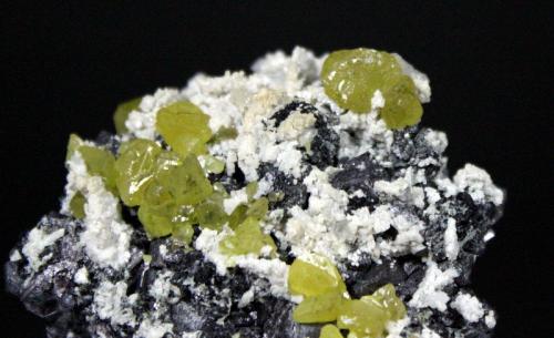 Sphalerite, Magnetite, Dolomite<br />Zona minera Huanggang, Hexigten Banner (Kèshíkèténg Qí), Chifeng (Ulanhad), Región Autónoma Mongolia Interior, China<br />6.8 x 6.8 x 3.0 cm<br /> (Author: Don Lum)