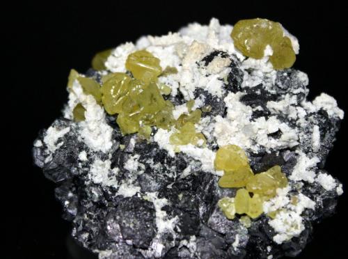 Sphalerite, Magnetite, Dolomite<br />Huanggang Mines, Hexigten Banner (Kèshíkèténg Qí), Chifeng (Ulanhad), Inner Mongolia Autonomous Region, China<br />6.8 x 6.8 x 3.0 cm<br /> (Author: Don Lum)