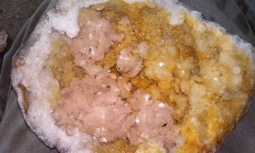 Dolomite ,Quartz<br />Afloramiento en la ruta estatal 1, Woodbury, Condado Cannon, Tennessee, USA<br />5 1/2 x7 in.<br /> (Author: jordanlowe1089)
