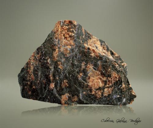 Zwieselita<br />Sitio do Castelo Mine (Folgosinho Quarry), Folgosinho, Gouveia, Guarda District, Centro Region, Portugal<br />105 x 69 x 20 mm.<br /> (Autor: Rafael Galiana)