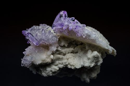 Quartz (variety Amethyst)<br />Piedra Parada (Las Vigas), Municipio Tatatila, Veracruz (Veracruz de Ignacio de la Llave), Mexico<br />9.1 x 7.5 cm<br /> (Author: am mizunaka)