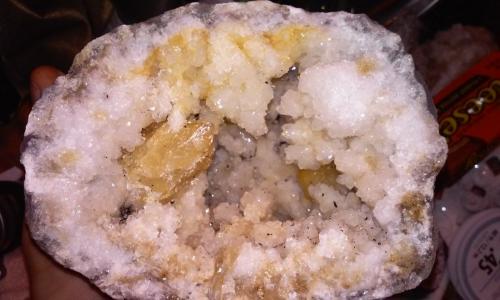 Calcite and Quartz<br />State Route 1 road cut, Woodbury, Cannon County, Tennessee, USA<br />4 1/2 x 3 1/2 in.<br /> (Author: jordanlowe1089)