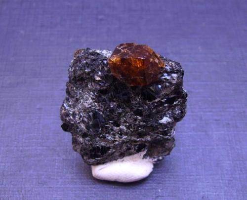 Zircón<br />Seiland Island, Alta, Finnmark, Norway<br />3 x 3 x 1 cm<br /> (Autor: Antonio Alcaide)