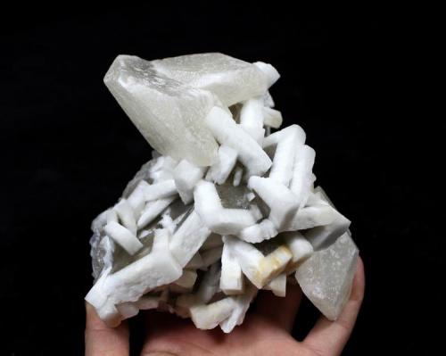 Barite & Calcite<br />Daye mining area, Edong, Daye, Huangshi Prefecture, Hubei Province, China<br />Size: 14*13*7.5cm     Weight: 1505g<br /> (Author: Xueyan Jin)