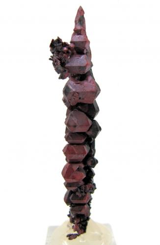 Cobre<br />Itauz Mine, Dzhezkazgan, Karaganda Region, Kazakhstan<br />63 mm x 10 mm. Cristal principal: 8.5 mm de anchura<br /> (Autor: Carles Millan)