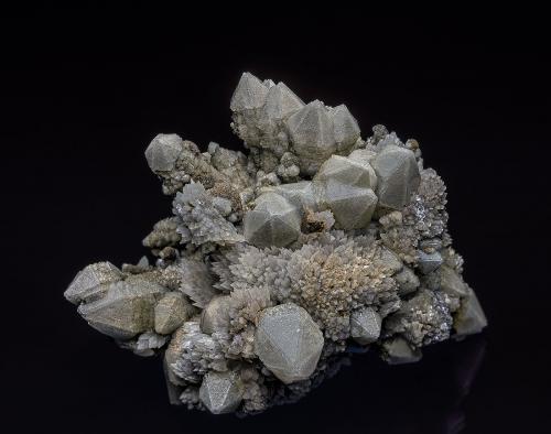 Quartz, Calcite<br />San Antonio Mine (San Antonio el Grande Mine), East Camp, Santa Eulalia District, Municipio Aquiles Serdán, Chihuahua, Mexico<br />8.8 x 6.4 cm<br /> (Author: am mizunaka)