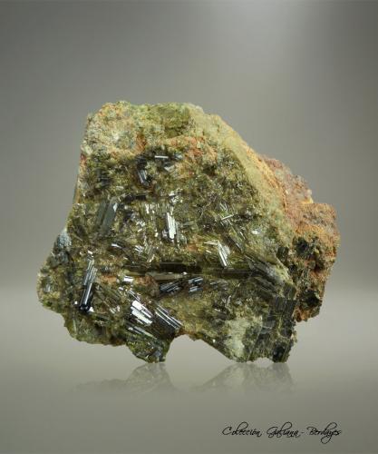Epidota<br />Lago Falin, Usseglio, Val di Viù / Valle Viù, Valles Lanzo (Valli di Lanzo), Provincia Ciudad metropolitana de Turín, Piamonte (Piemonte), Italia<br />64 x 60 x 32 mm<br /> (Autor: Rafael Galiana)