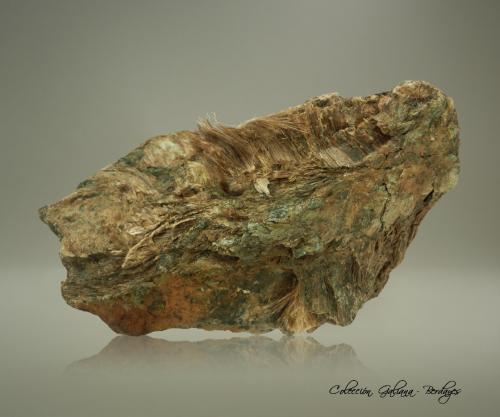 Balangeroita<br />Mina Poggio San Vittore asbestos, Balangero, Valles Lanzo (Valli di Lanzo), Provincia Ciudad metropolitana de Turín, Piamonte (Piemonte), Italia<br />100 x 55 x 33 mm.<br /> (Autor: Rafael Galiana)