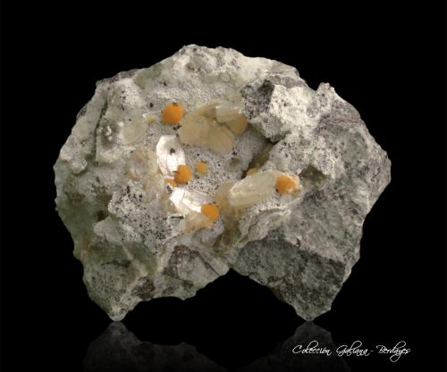 Ferrierita-Mg<br />Cantera Ugas, Monastir, Ciudad metropolitana de Cagliari, Cerdeña/Sardegna, Italia<br />87 x 63 x 59 mm.<br /> (Autor: Rafael Galiana)