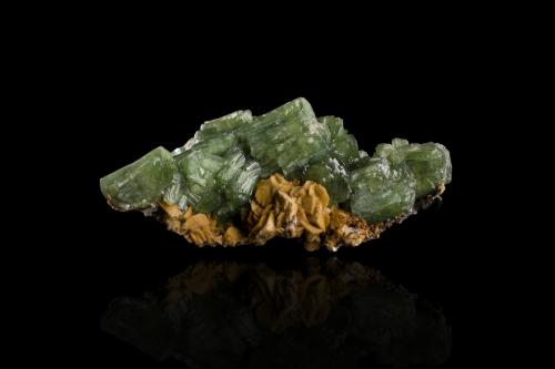 Ludlamite on Siderite<br />Mina San Antonio (Mina San Antonio el Grande), Campo Este, Distrito Santa Eulalia, Municipio Aquiles Serdán, Chihuahua, México<br />8,0	x	4,0	x	3,0	cm<br /> (Author: MIM Museum)