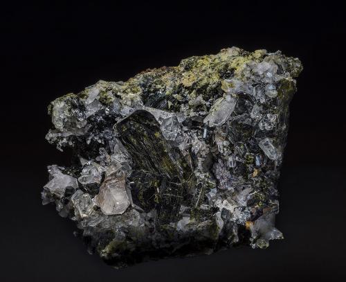 Epidote, Quartz, Calcite<br />Green Monster Mountain, Prince of Wales Island, Ketchikan District, Prince of Wales-Outer Ketchikan Borough, Alaska, USA<br />11.7 x 14.4 cm<br /> (Author: am mizunaka)