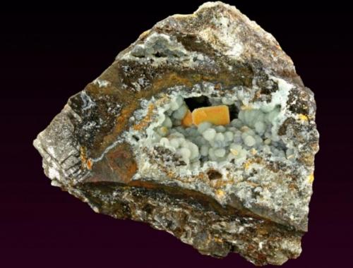 Wulfenita y Hemimorfita<br />Finch Mine, Reagan claims, Keystone Gulch, Chilito, Hayden area, Banner District, Dripping Spring Mountains, Gila County, Arizona, USA<br />6,5 x 6 x 4,5 cm<br /> (Autor: Antonio Alcaide)