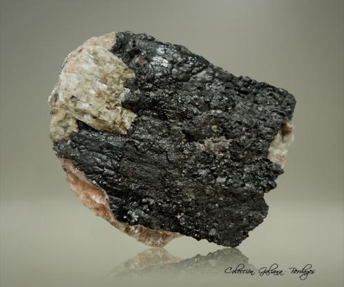 Uraninita (variedad pechblenda)<br />Mina Uranium número 16 (pozo número 16), Háje, Příbram, Región Bohemia Central, Bohemia, República Checa<br />80 x 60 x 41 mm.<br /> (Autor: Rafael Galiana)