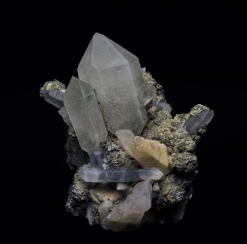 Quartz, Calcite<br />Naica, Municipio Saucillo, Chihuahua, Mexico<br />7.6 x 7.0 cm<br /> (Author: am mizunaka)