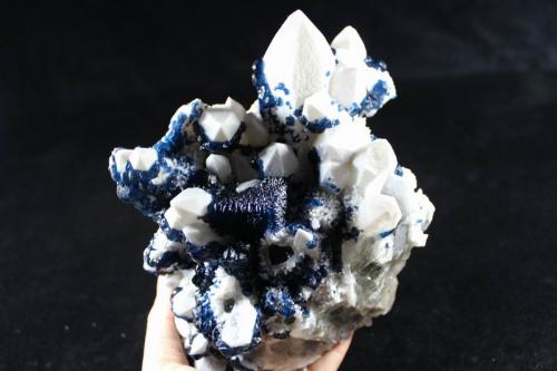 Blue Fluorite on Quartz<br />Huanggang Mines, shaft 4, Hexigten Banner (Kèshíkèténg Qí), Chifeng (Ulanhad), Inner Mongolia Autonomous Region, China<br />Size: 21*15*11.5cm      Weight:2925g<br /> (Author: Xueyan Jin)