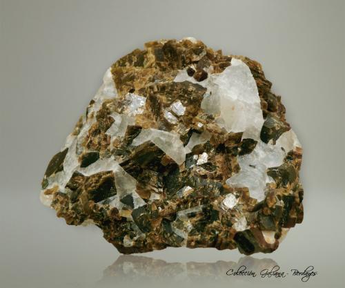 Criolita<br />Depósito Ivigtut, Ivittuut, Fiordo Arsuk, Sermersooq, Groenlandia<br />93 x 71 x 42 mm.<br /> (Autor: Rafael Galiana)